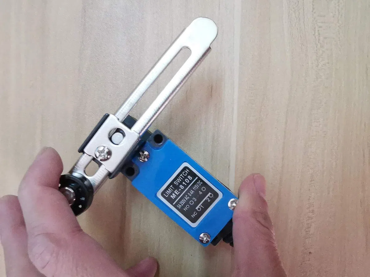 GUUZI 4 piezas Interruptor de Límite Momentáneo ME-8108 Brazo de Palanca de Rodillo Ajustable NC-NO CNC Mill Router Laser Plasma Compatible con Ar-duino 0~250V/5A