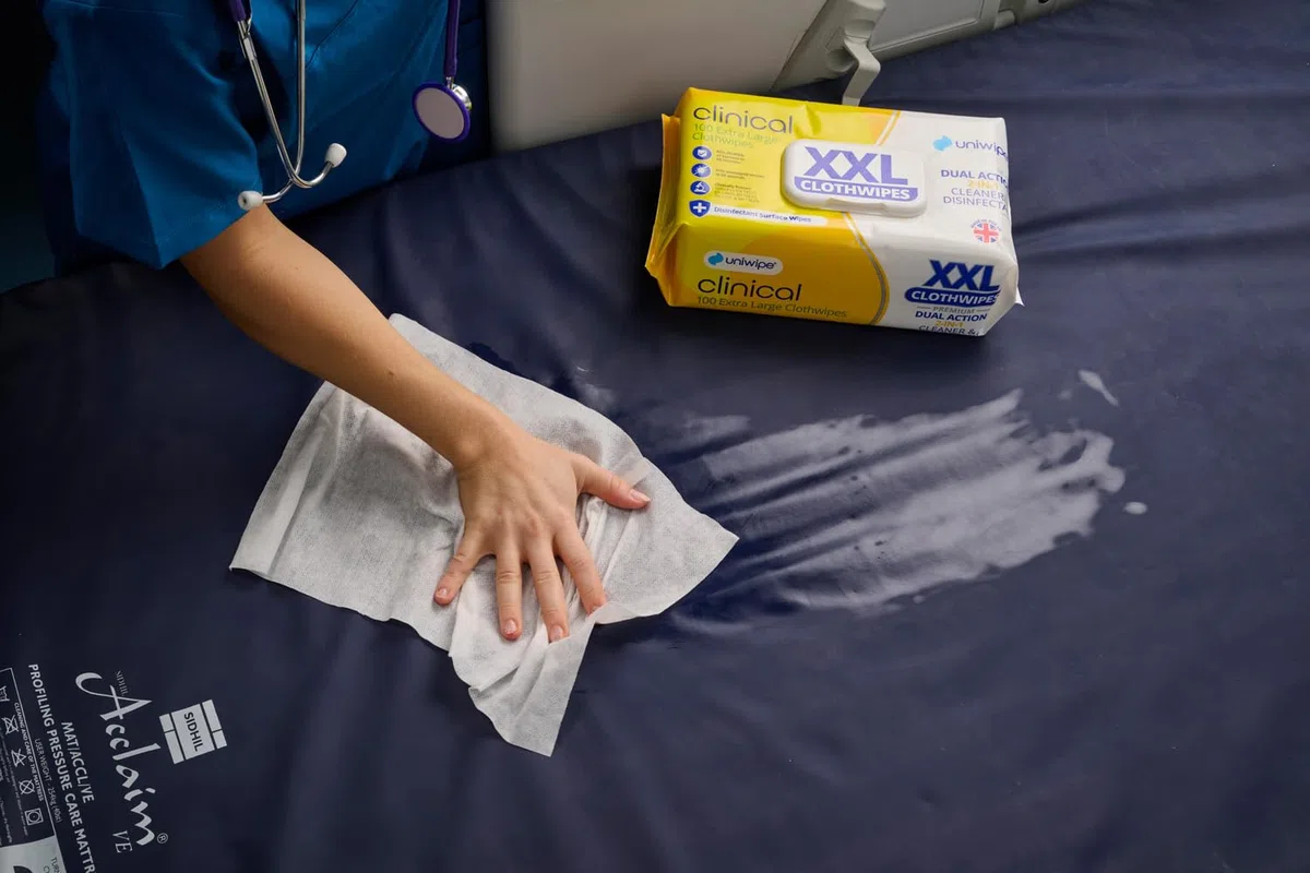 Uniwipe Clinical - Pack de 100 toallitas grandes