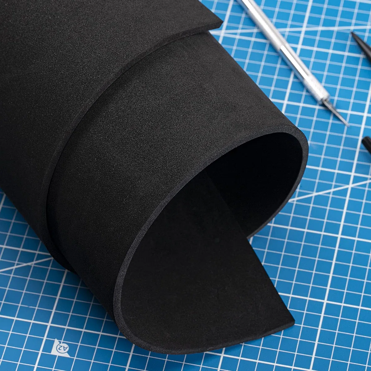Negra Goma EVA 3mm, MEARCOOH 35.5cm*150cm Cosplay Espuma EVA, 1PCS Goma Espuma Densidad 86kg/m3 para Cosplay Disfraces, Manualidades, Proyectos DIY (Negra 3mm)